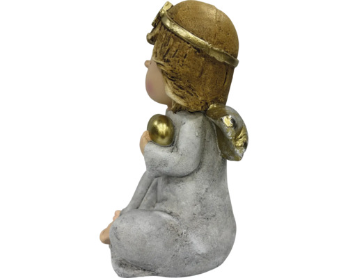 Sitzende Engelsfigur in Steinoptik mit goldenem Haar, Flügeln und einem goldenen Herz.