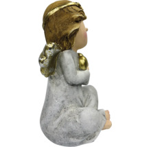 Sitzende Engelsfigur aus Kunststein mit goldenem Herz und Flügeln für die Weihnachtsdekoration.