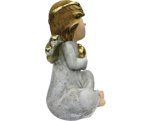 Sitzende Engelsfigur aus Kunststein mit goldenem Herz und Flügeln für die Weihnachtsdekoration.