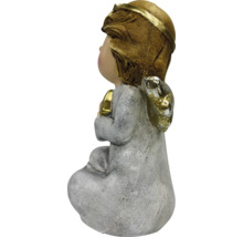 Sitzende Engelsfigur mit goldfarbenem Herz, Grabschmuck oder Gartendekoration.