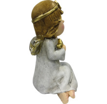 Sitzende Engelsfigur mit goldenem Haar und Herz in den Händen, Weihnachtsdekoration.