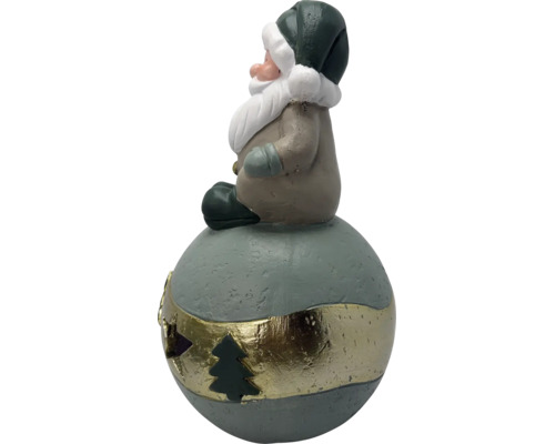 Weihnachtsmann-Figur auf einer Kugel mit goldenem Band und Tannenbaum-Ausschnitt, aus Keramik.