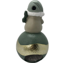 Dekorative Weihnachtsfigur auf einer grün-goldenen Kugel, aus Polyresin.