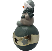 Weihnachtsfigur Schneemann sitzend auf Kugel mit Sternaussparungen