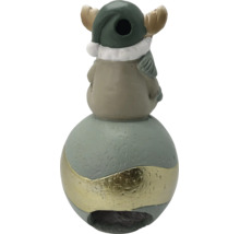 Weihnachtsfigur aus Keramik, Elch auf einer Kugel mit goldenem Band sitzend.