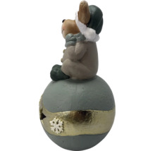 Weihnachtsfigur aus Kunststein, Tier mit Mütze und Schal auf einer Kugel mit Band und Schneeflocken-Motiv