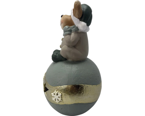 Weihnachtsfigur aus Kunststein, Tier mit Mütze und Schal auf einer Kugel mit Band und Schneeflocken-Motiv
