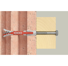 Fischer DuoPower Dübel mit Sechskantschraube befestigt ein Holzbrett an einer Hohlziegelwand.