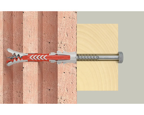 Fischer DuoPower Dübel mit Sechskantschraube befestigt ein Holzbrett an einer Hohlziegelwand.