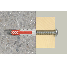 Fischer DuoPower Dübel mit Schraube befestigt ein Holzstück an einer Betonwand.