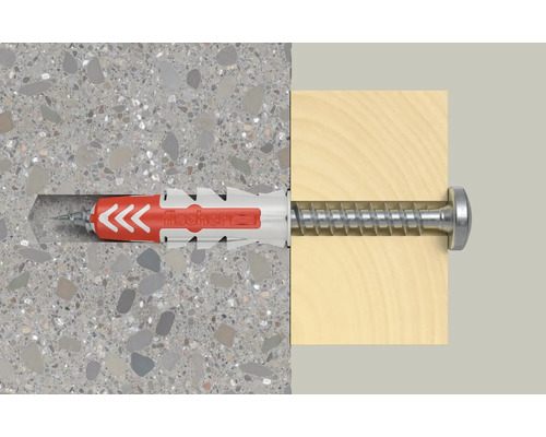 Fischer DuoPower Dübel mit Schraube befestigt ein Holzstück an einer Betonwand.