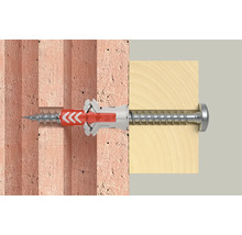 fischer DuoPower Dübel mit Schraube fixiert einen Holzbalken in einem Hochlochziegel.