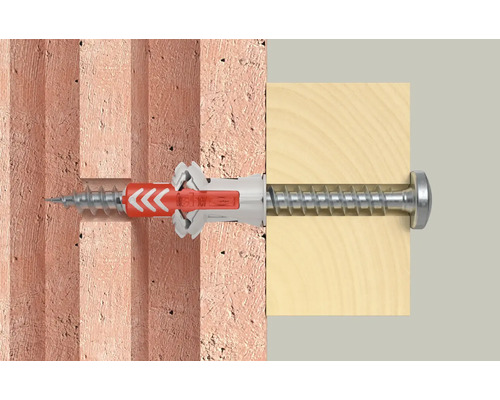 fischer DuoPower Dübel mit Schraube fixiert einen Holzbalken in einem Hochlochziegel.