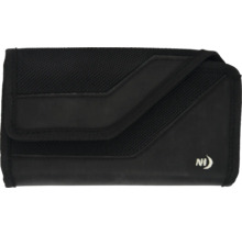 Schwarze Gürteltasche aus Nylon mit Verschlussklappe und Night Ize Logo.