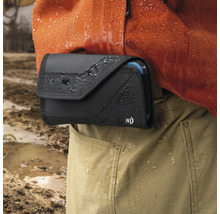Wasserabweisende schwarze horizontale Gürteltasche für Smartphones oder Werkzeuge, getragen an Arbeitskleidung bei Regen im Freien.