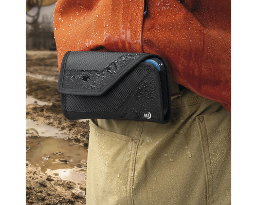 Wasserabweisende schwarze horizontale Gürteltasche für Smartphones oder Werkzeuge, getragen an Arbeitskleidung bei Regen im Freien.