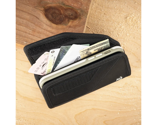 Smartphone-Gürteltasche aus robustem Textilmaterial mit Fächern für Karten und Bargeld auf Holzoberfläche.