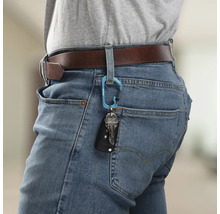 Blauer Karabinerhaken mit Schlüsseln an einer Gürtelschlaufe einer Jeans befestigt.