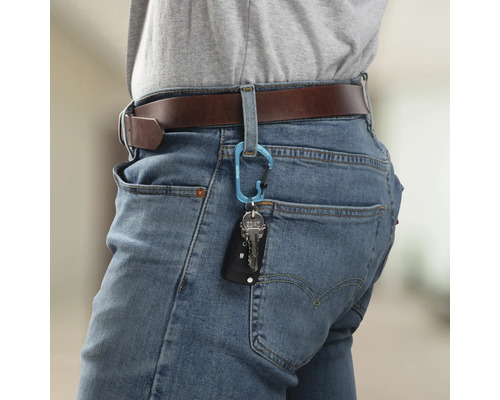 Blauer Karabinerhaken mit Schlüsseln an einer Gürtelschlaufe einer Jeans befestigt.