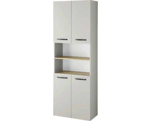 Hoher Küchenschrank mit vier grauen Türen, schwarzen Griffen und zwei offenen Regalfächern in heller Holzoptik.