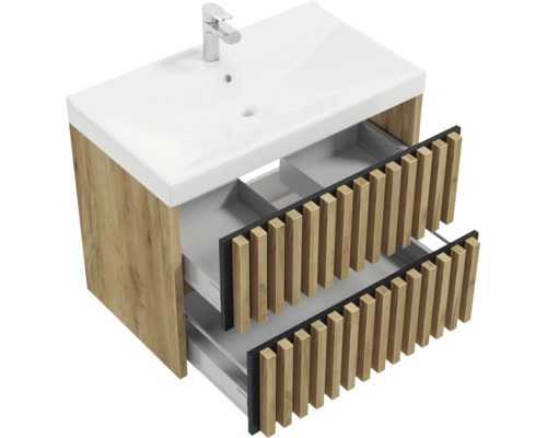 Waschtischunterschrank mit Waschbecken und Armatur, Korpus in Holzoptik Eiche, Fronten mit vertikalen Holzlamellen, zwei geöffnete Schubladen.