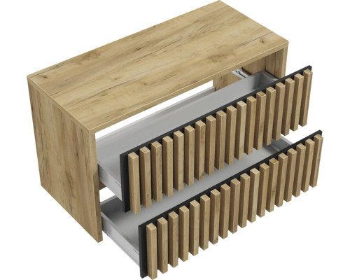 Waschtischunterschrank in Holzoptik mit zwei geöffneten Schubladen und Fronten im Lamellen-Design.