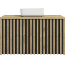 Waschtischunterschrank in Holzoptik mit Lamellen-Front, zwei Schubladen und weißem Aufsatzwaschbecken.