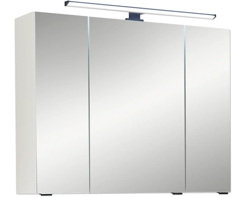 Dreitüriger Spiegelschrank für das Badezimmer mit LED Aufsatzleuchte und weißem Korpus.
