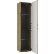 Badezimmer-Hochschrank in Holzoptik mit zwei geöffneten Türen, Glaseinlegeböden und dunkler Rückwand.