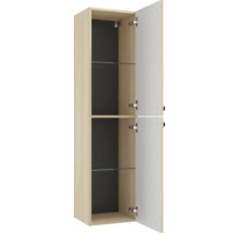 Geöffneter Badezimmer-Hochschrank in Holzoptik mit Glaseinlegeböden und zwei Türen.