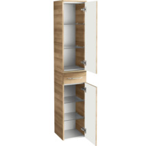 Offener Badezimmer-Hochschrank mit Holzoptik-Korpus, weißen Fronten, einer Schublade und Glaseinlegeböden.