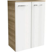 Zweitüriger Badoberschrank mit Korpus in Eichenoptik, weißen Fronten und silbernen Griffen.