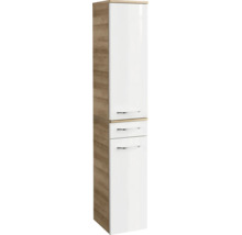 Moderner Badezimmer-Hochschrank mit zwei Türen und einer Schublade, Korpus in Eichen-Optik, Fronten in Weiß Hochglanz, Chrom-Griffe.
