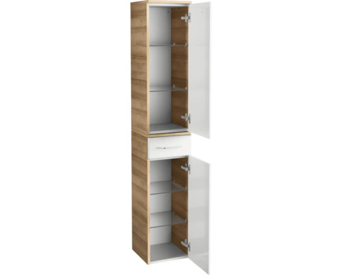 Badezimmer-Hochschrank mit Korpus in Eichen-Optik, weißer Front, einer Schublade und zwei geöffneten Türen mit Glaseinlegeböden.