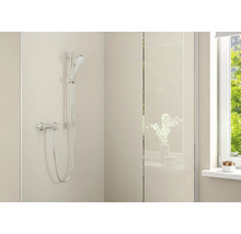Modernes Duschset mit Handbrause, Brausestange und Einhebelmischer in einem hellen Badezimmer mit Fliesen und Glaswand.