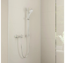 Brauseset in Chrom mit Handbrause, Brausestange, Schlauch und Einhebel-Duscharmatur an einer hell gefliesten Wand.