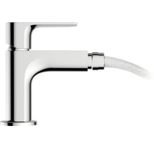 Einhand-Bidetarmatur aus verchromtem Metall mit fließendem Wasserstrahl.