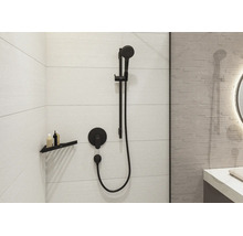 Organisiertes Badezimmer mit schwarzem Duschset, Handbrause und Unterputz-Mischer an Wandfliesen, modernem Eckregal und hellem Ambiente.