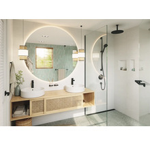 Modernes Badezimmer mit Doppelwaschtisch aus Holz, rundem Spiegel mit Beleuchtung und begehbarer Dusche mit schwarzen Armaturen.