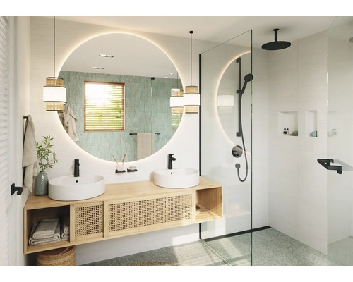 Modernes Badezimmer mit Doppelwaschtisch aus Holz, rundem Spiegel mit Beleuchtung und begehbarer Dusche mit schwarzen Armaturen.