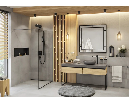 Modernes Badezimmer mit begehbarer Dusche, Glastrennwand, schwarzen Armaturen, Waschtisch aus Holz mit Aufsatzbecken und Holzlamellenwand.