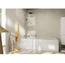Modernes helles Badezimmer mit weißer Rechteck-Badewanne, verchromtem Duschsystem, beigen Wänden und natürlichem Lichteinfall.