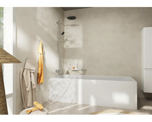 Modernes helles Badezimmer mit weißer Rechteck-Badewanne, verchromtem Duschsystem, beigen Wänden und natürlichem Lichteinfall.