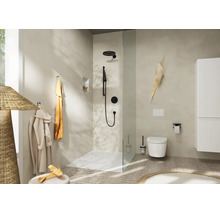 Helles, organisiertes Badezimmer mit begehbarer Dusche, schwarzen Armaturen, wandhängender Toilette und weißem Schrank in modernem Design.