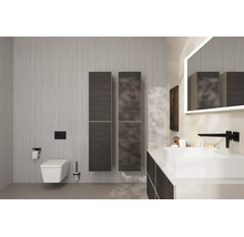 Modernes Badezimmer mit wandhängender Toilette, dunklen Hochschränken, weißem Aufsatzwaschbecken, schwarzer Armatur und beleuchtetem Spiegel.