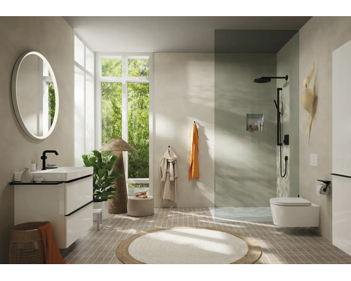 Helles, modernes Badezimmer mit weißem Waschtisch, schwarzer Armatur, rundem Leuchtspiegel, begehbarer Dusche mit Glaswand und Wand-WC.