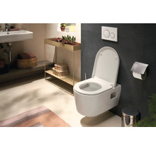 Helles, modernes Badezimmer mit Wand-Hängetoilette, Waschbecken, Wandfliesen, Drückerplatte und einem Metall-Pflanzenständer.