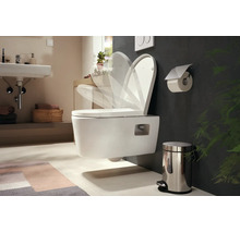 Wandhängende Toilette mit Absenkautomatik in einem modernen Badezimmer mit Waschbecken und Zubehör.