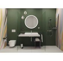 Modernes Badezimmer mit dunkelgrüner Wand, rundem beleuchtetem Spiegel, weißem Waschbecken, wandhängender Toilette und bodengleicher Dusche.