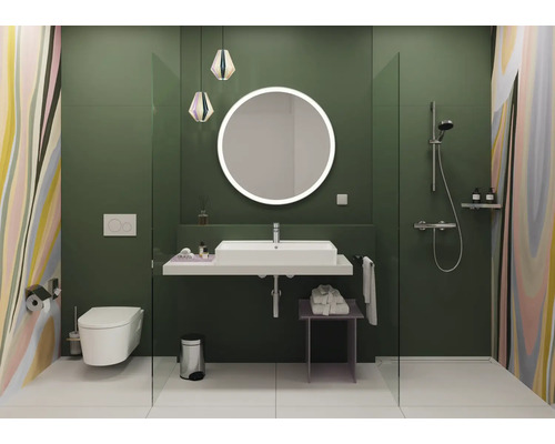Modernes Badezimmer mit dunkelgrüner Wand, rundem beleuchtetem Spiegel, weißem Waschbecken, wandhängender Toilette und bodengleicher Dusche.